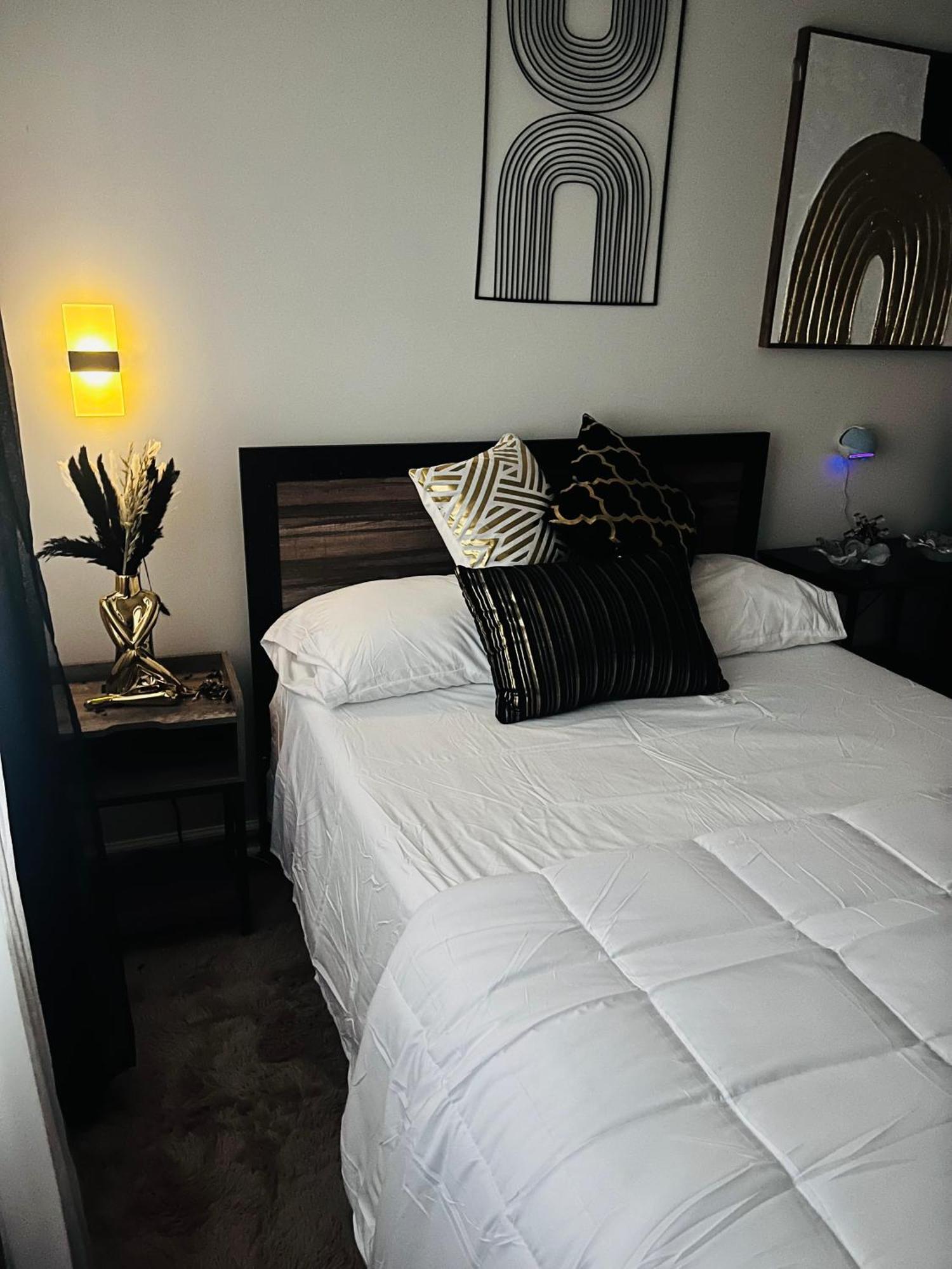 Stylish Cozy Quiet Family Retreat And Romantic Getaway Sleeps Up To 7 With Fast Wifi, Free Parking, Work Station, Alexa Enabled, Fenced In Backyard For Pets Grill Party Patio, Porch, Beach, Canal, Stadium,Boardwalk Restaurants, And Much More! Atlantic City Zewnętrze zdjęcie