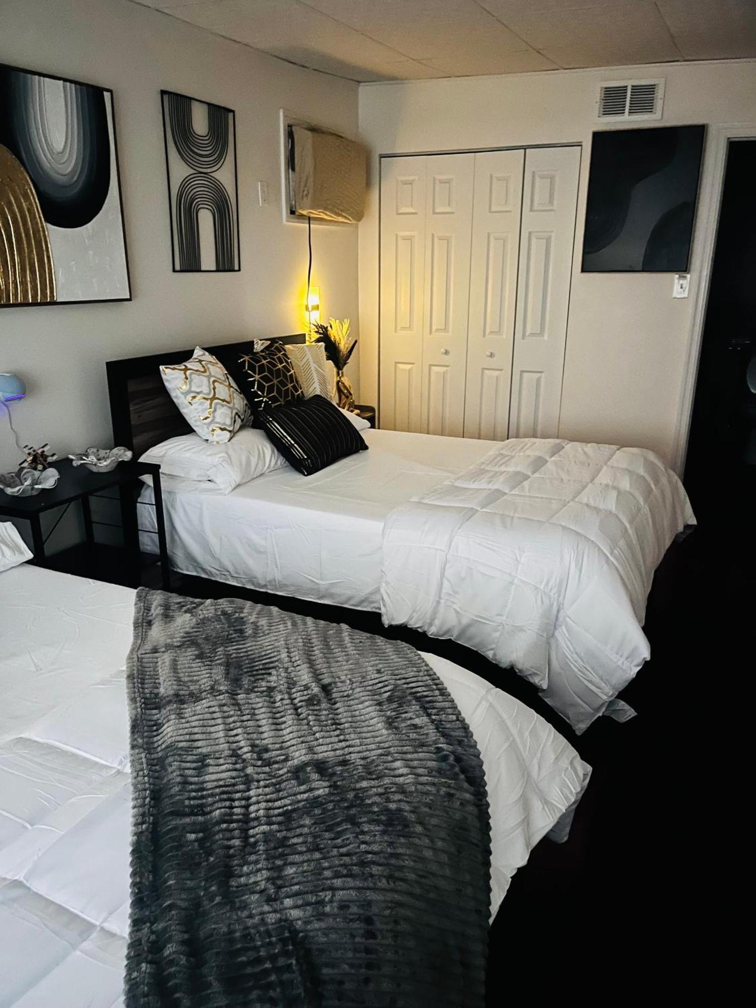 Stylish Cozy Quiet Family Retreat And Romantic Getaway Sleeps Up To 7 With Fast Wifi, Free Parking, Work Station, Alexa Enabled, Fenced In Backyard For Pets Grill Party Patio, Porch, Beach, Canal, Stadium,Boardwalk Restaurants, And Much More! Atlantic City Zewnętrze zdjęcie