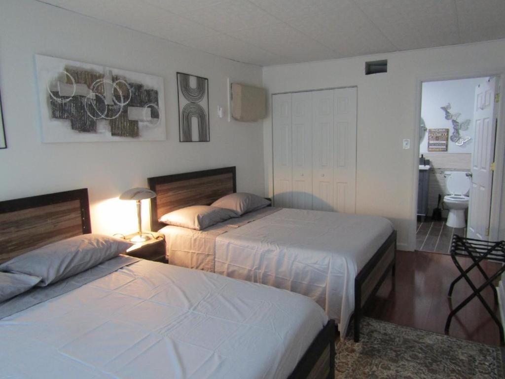 Stylish Cozy Quiet Family Retreat And Romantic Getaway Sleeps Up To 7 With Fast Wifi, Free Parking, Work Station, Alexa Enabled, Fenced In Backyard For Pets Grill Party Patio, Porch, Beach, Canal, Stadium,Boardwalk Restaurants, And Much More! Atlantic City Zewnętrze zdjęcie